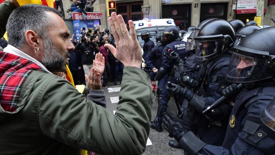 Protestantes y Mossos se enfrentan en Barcelona.