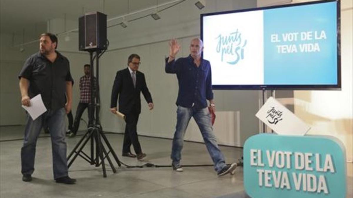 Junqueras, Mas y Romeva, llegando a la rueda de prensa, ayer.