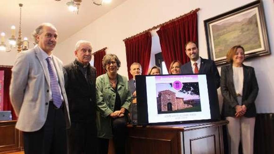 José Suárez, portavoz de Foro; Miguel Ángel García Bueno, párroco de Pravia; Cristina Jerez, bibliotecaria municipal; José Antonio Suárez, profesor de la Universidad de Oviedo; la arqueóloga Paloma García; la edil de Cultura, Valle Iturrate; el alcalde, David Álvarez, y la directora general de Patrimonio, Otilia Requejo, en la presentación de la programación, ayer.