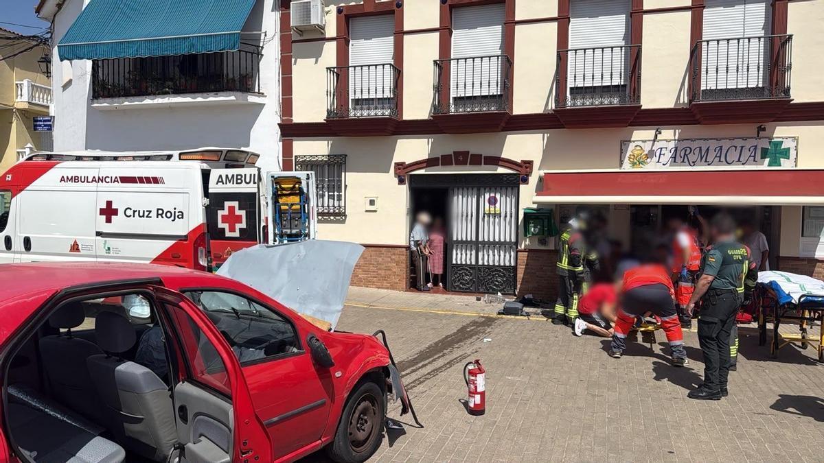 Cruz Roja atiende a los heridos en el lugar del accidente.