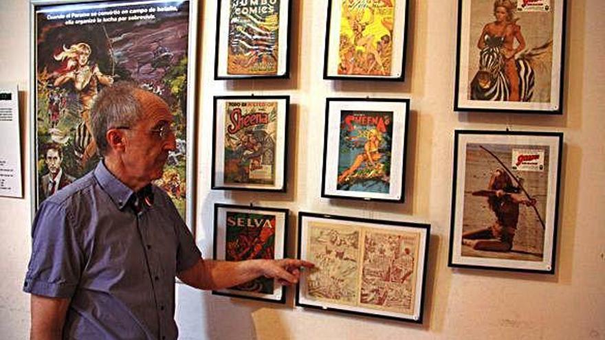 Josep Benavent mostra alguns dels cartells que es poden veure a l&#039;exposició