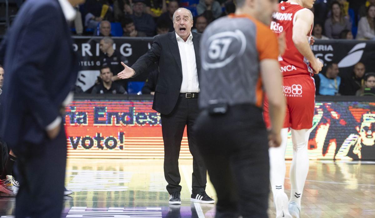 Txus Vidorreta se dirige a los colegiados durante el partido de ayer.