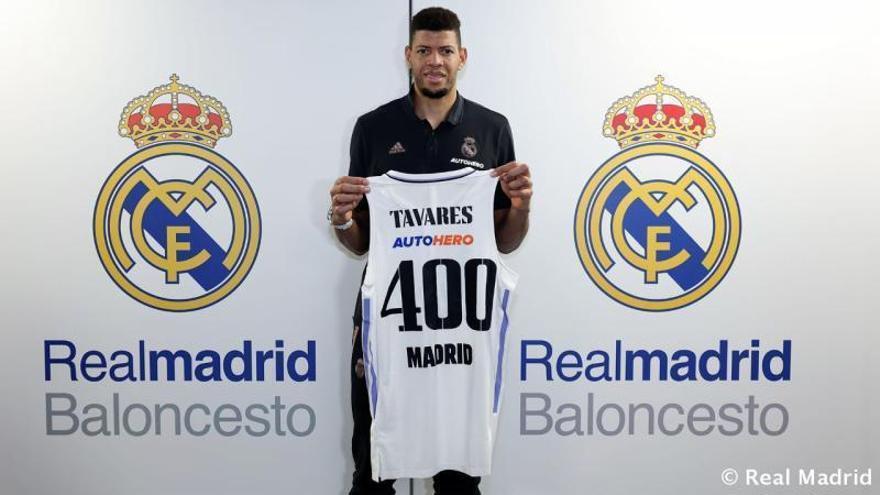 Tavares posa con una elástica del Real Madrid, con el dorsal 400. | |