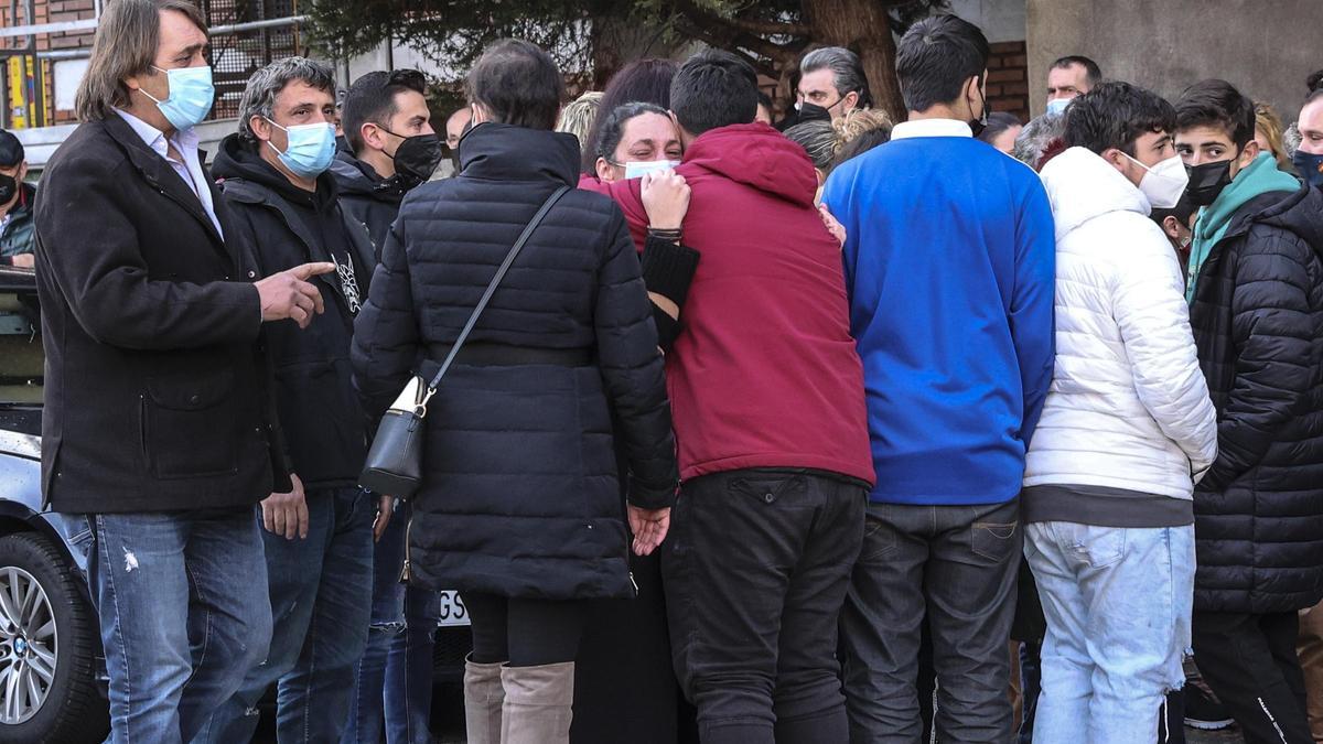 María Moirón es consolada por un familiar, junto a su padre, Vicente Moirón, a la derecha.