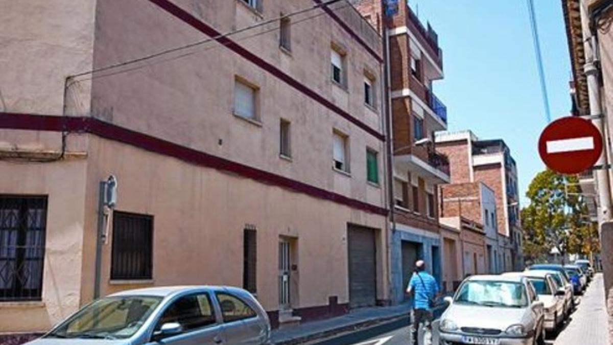 El edificio que albergaba la casa de citas clausurada por la policía en Viladecans.