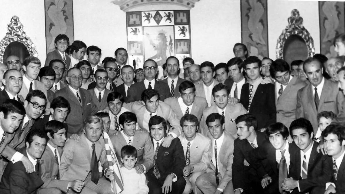 Autoridades, directiva y jugadores del Córdoba CF, en la fiesta del ascenso del Córdoba CF, lograda el 31 de mayo de 1971.
