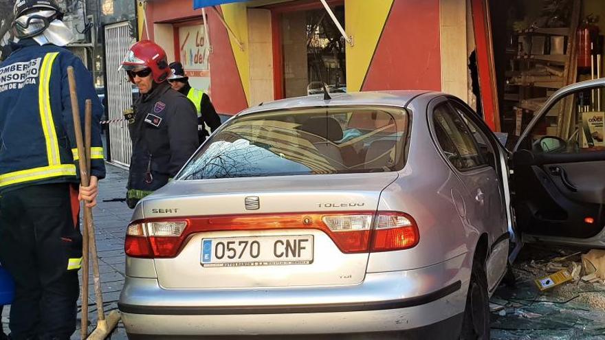 El coche, empotrado en la tienda