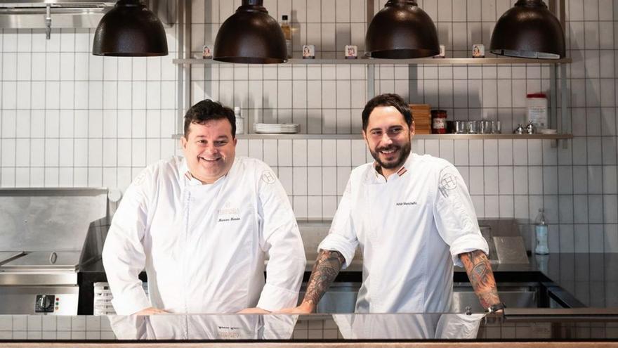 Marcos Morán y Adrián Mancheño, en las cocinas del Hispania en Nha Trang.