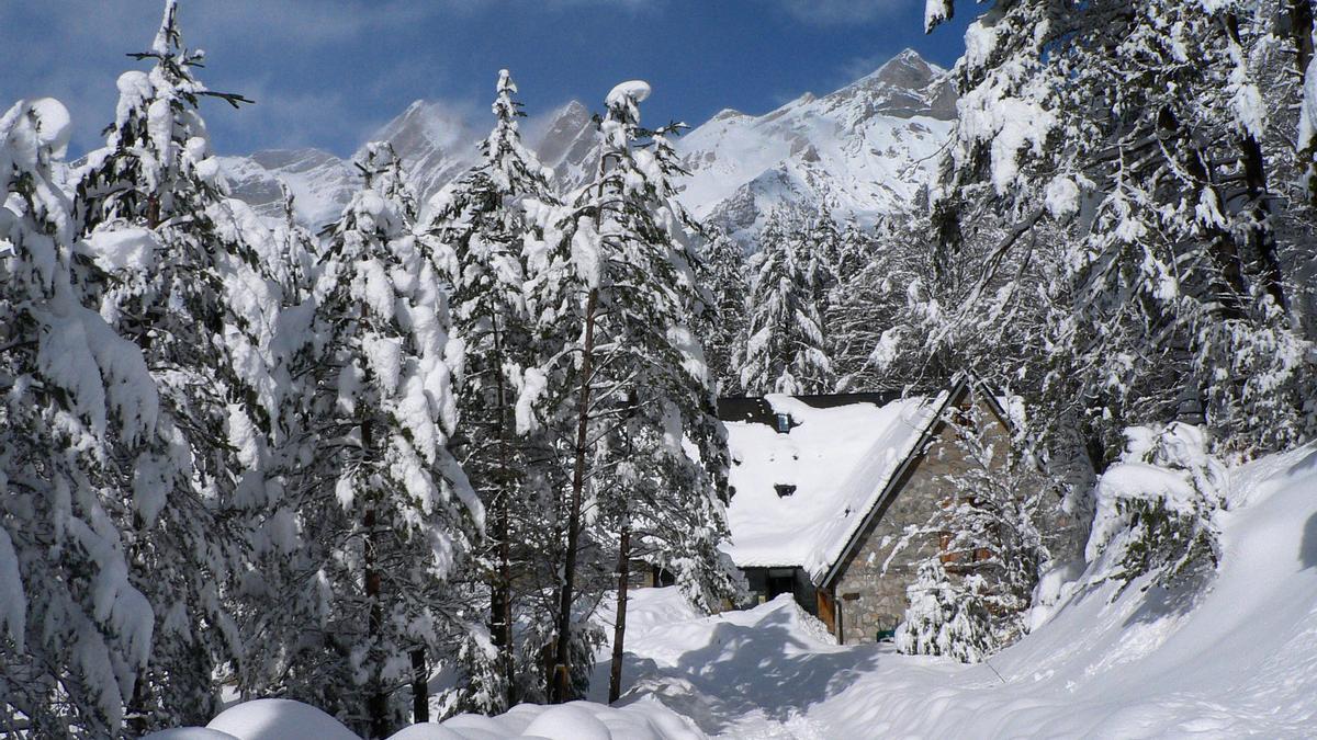 La provincia de Huesca ofrece un escenario perfecto para disfrutar de actividades en la nieve en invierno.