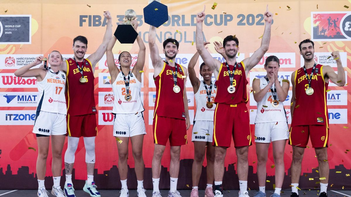 Los españoles, junto a Países Bajos femenino, celebrando el título mundial