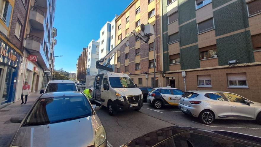 Trabajos de sustitución de luminarias en la calle Aller. | D. M.