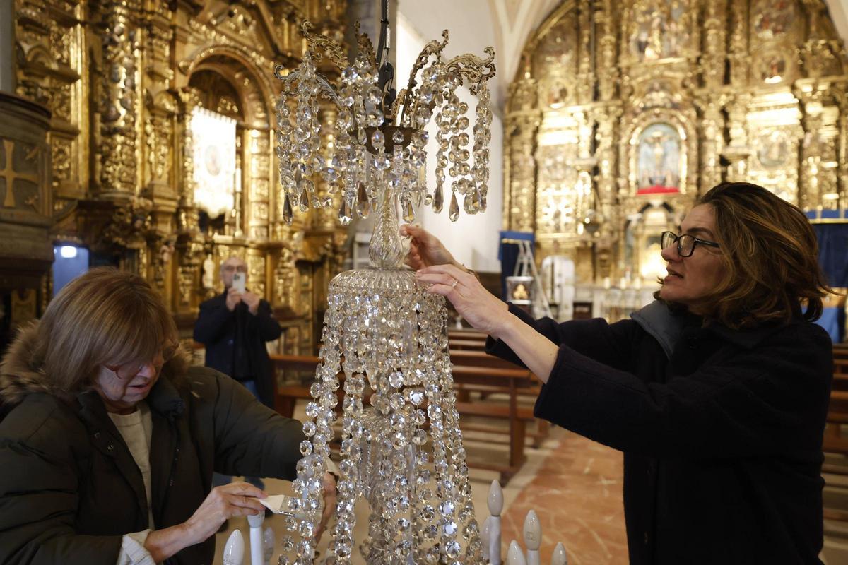 EN IMÁGENES: La iglesia de Luanco ya presume de su lámpara restaurada