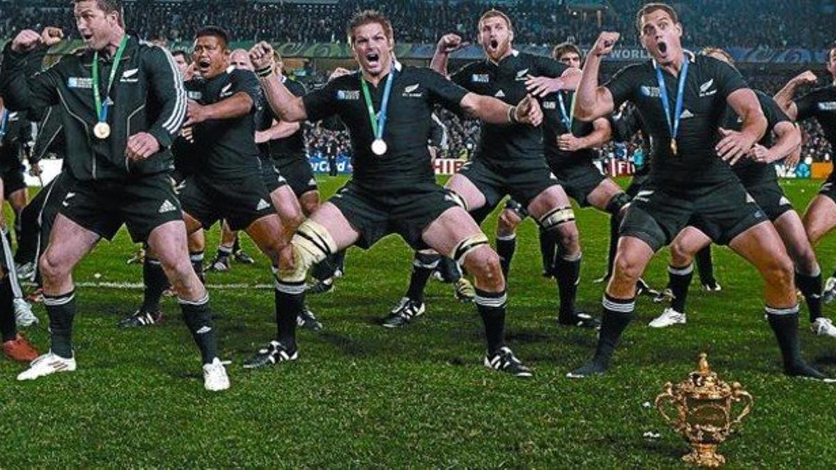 Los All Blacks repiten la 'haka' junto a la copa Webb Ellis, ayer en Aukland.