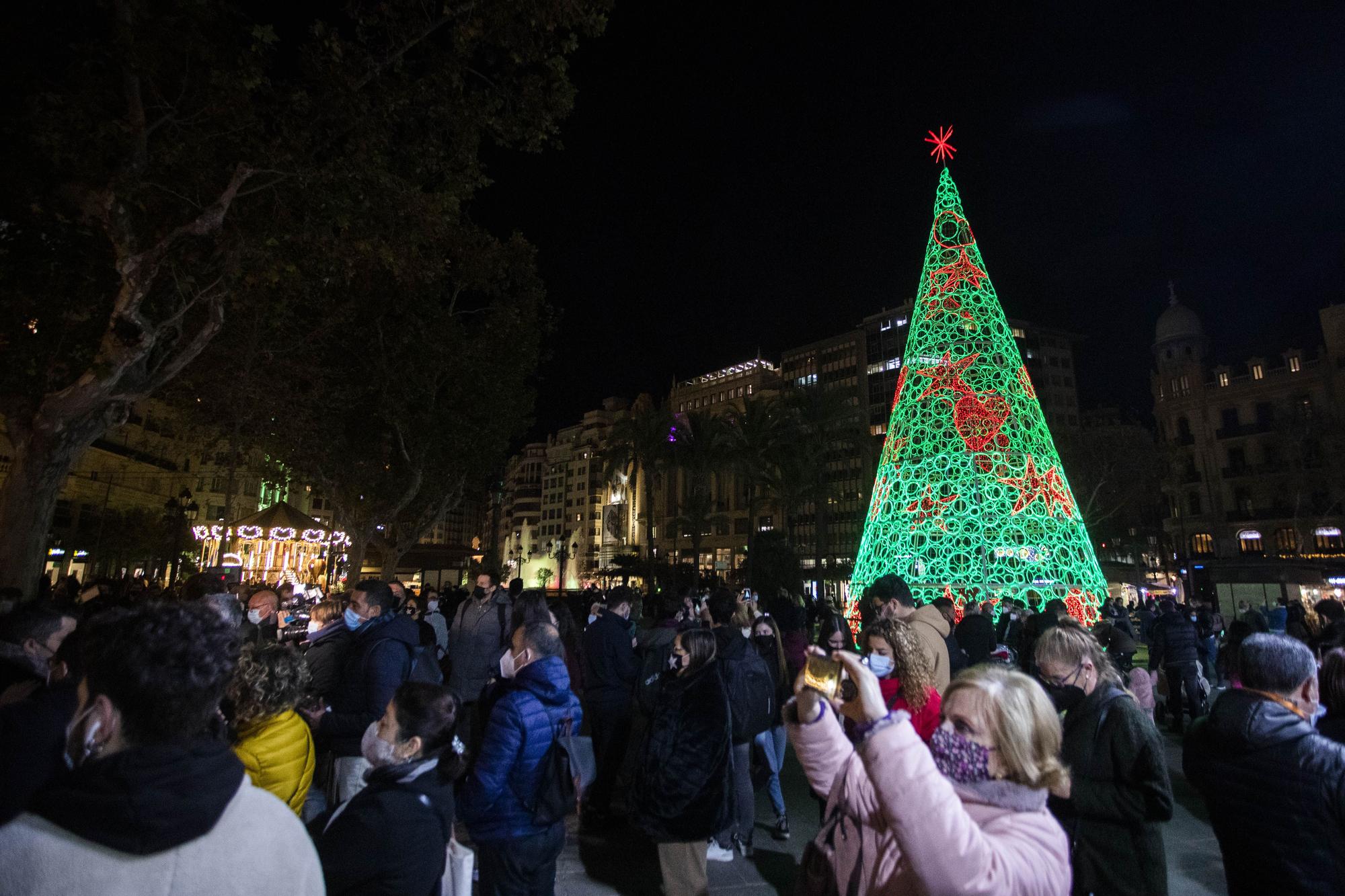 Así se ha encendido la iluminación navideña de la Plaza del Ayuntamiento de València