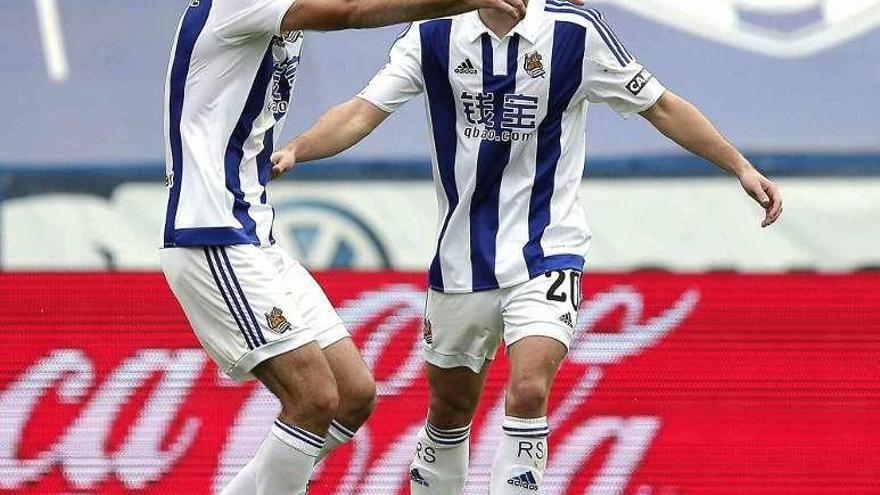 Agirretxe celebra su gol con Zaldúa. // Manuel Bruque