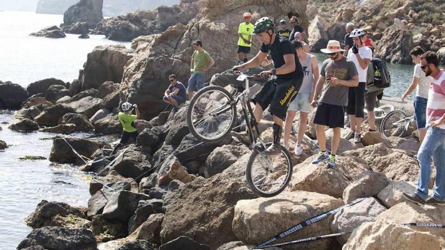 Los mejores pilotos de trialbici se exhiben en Cala Cortina