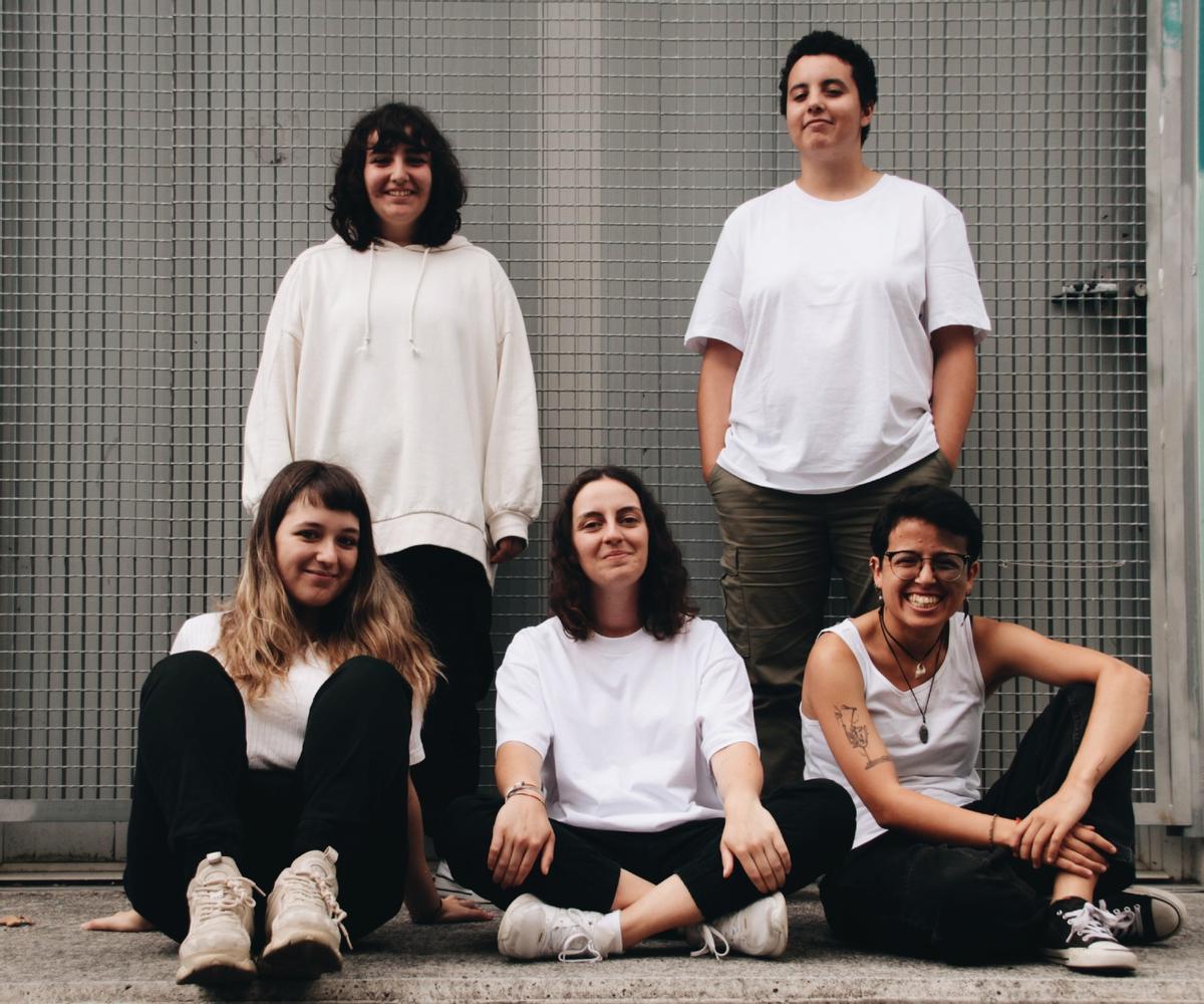 As integrantes de Liskadaki, un grupo que emerxeu do centro da Almáciga