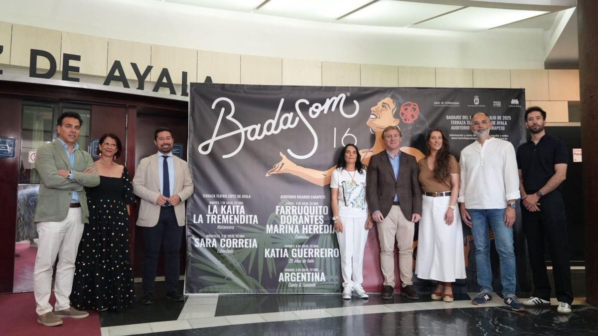 Autoridades y artistas en la presentación de Badasom, esta mañana.