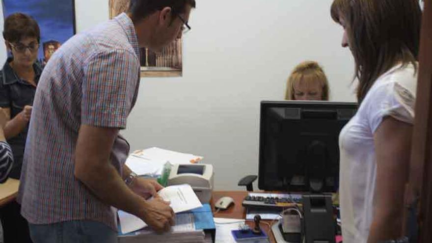 Momento de la entrega de 8.000 firmas reclamando un pediatra de urgencias en Benavente.