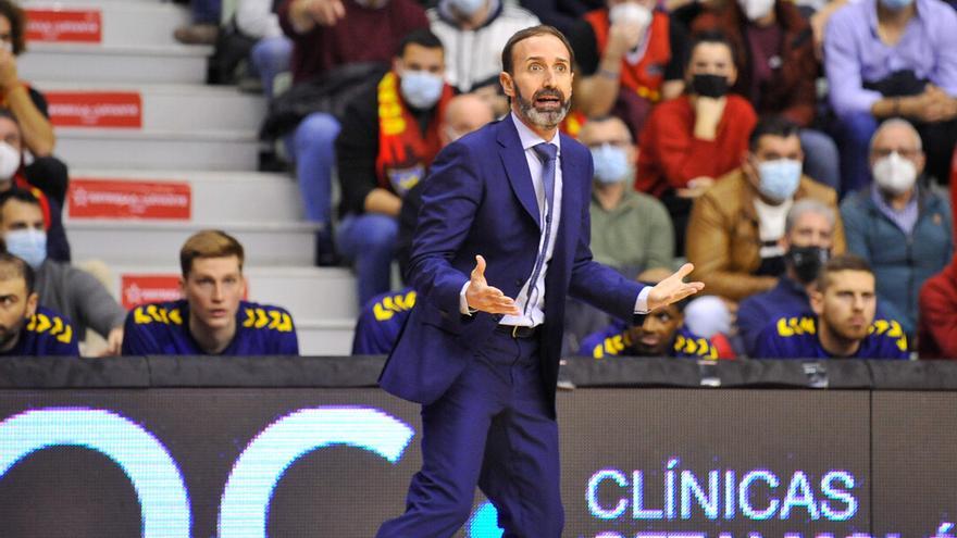 Sito Alonso, entrenador del UCAM Murcia CB, durante un partido en el Palacio de los Deportes.