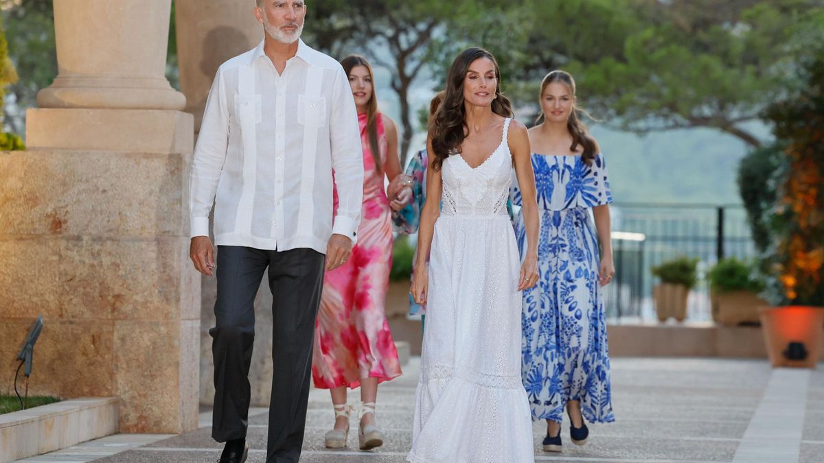 La princesa Leonor y la infanta Sofía asisten por primera vez a la recepción en Marivent