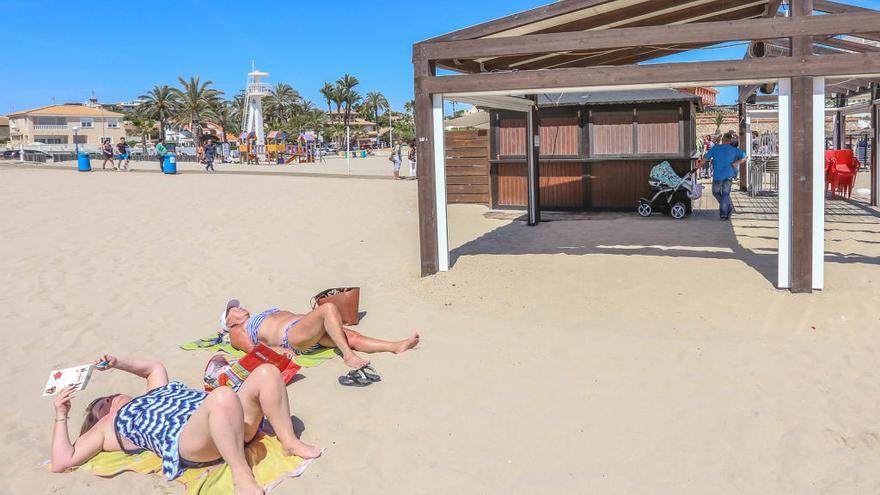 Los chiringuitos de Orihuela Costa están cerrados desde el inicio del verano.