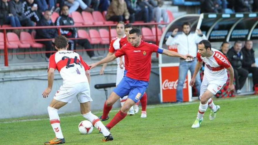 El defensa del Ourense Josu intenta progresar rodeado de jugadores del Sanse, ayer, en O Couto. // Iñaki Osorio