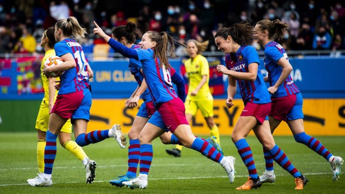 Claudia Pina festeja uno de sus dos goles al Villarreal en el estadi Johan Cruyff.