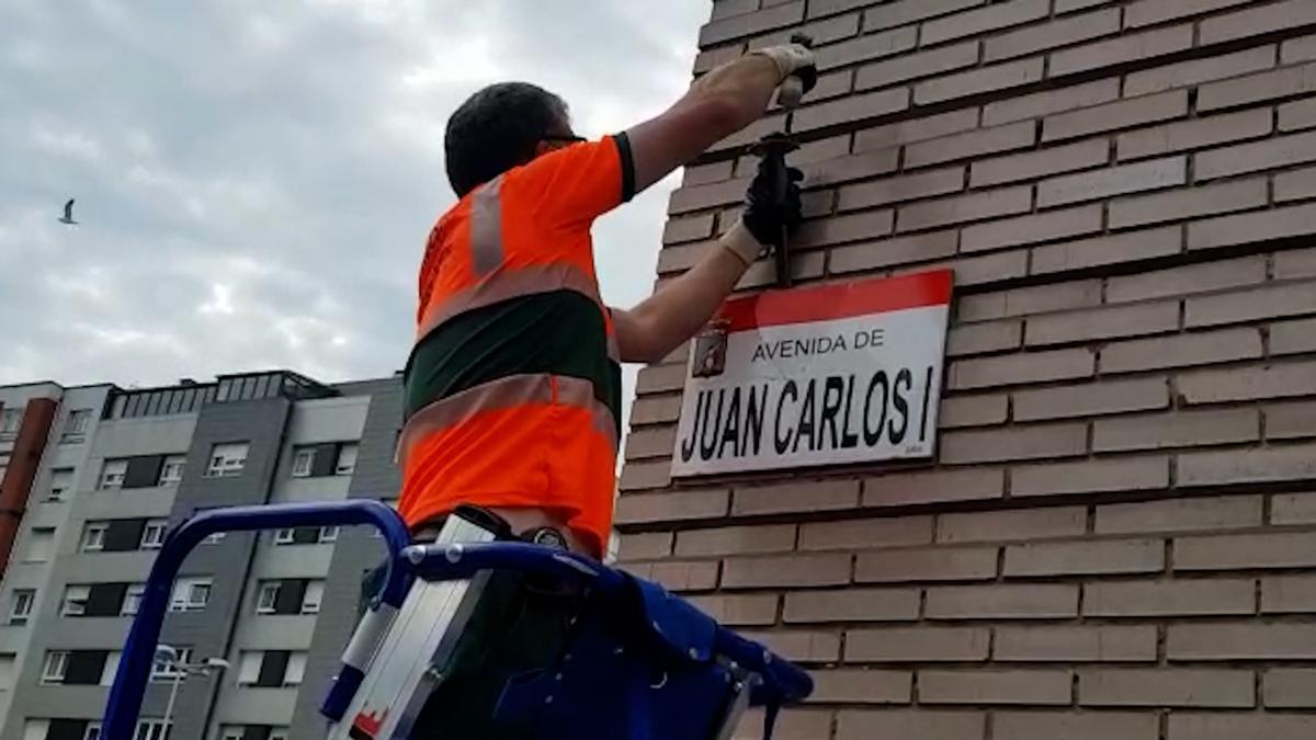 Retirada de la placa de Juan Carlos I en Gijón en la fachada del museo del ferrocarril