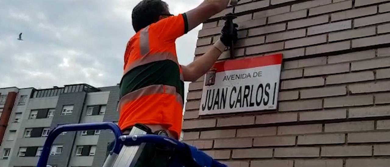 Gijón retira el nombre de Juan Carlos I de las placas de su callejero