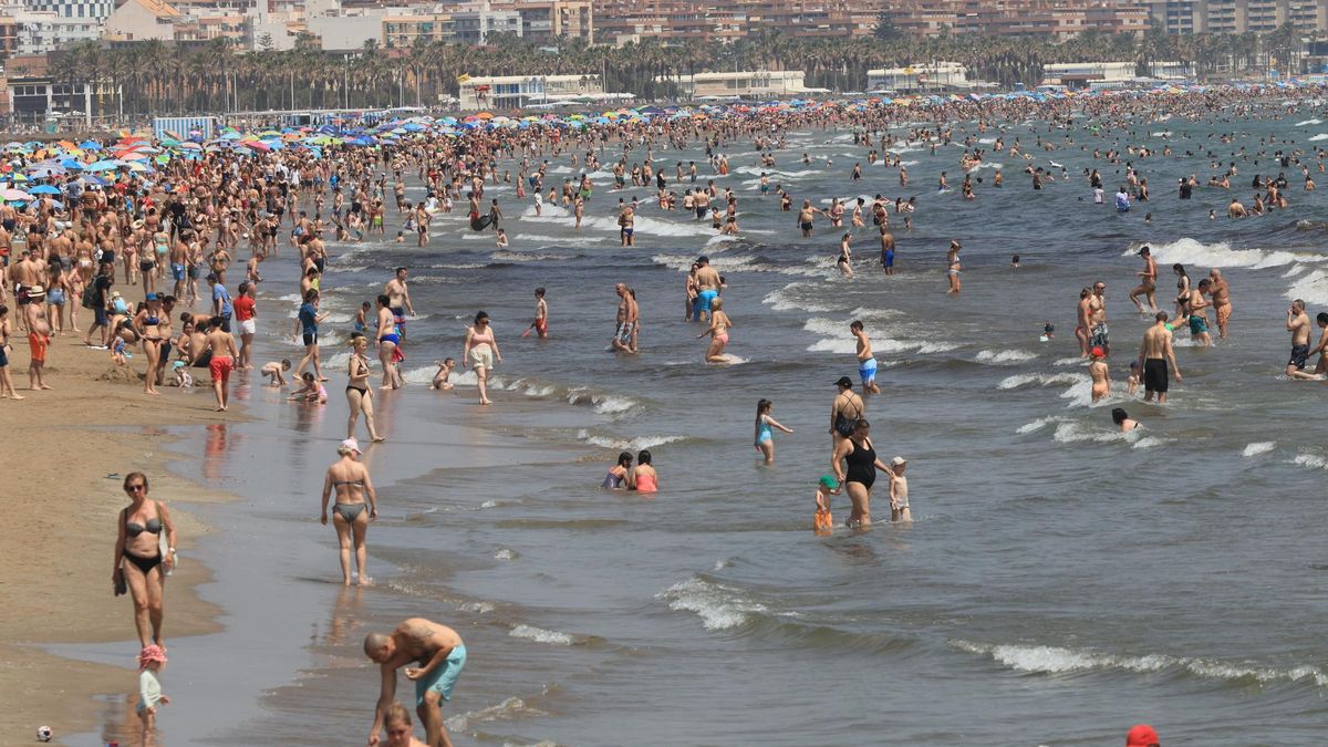 Lleno en la playa de València en un domingo con más de 30 grados