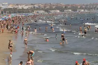 Lleno en la playa de València en un domingo con más de 30 grados