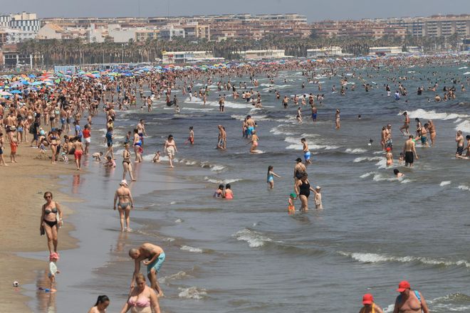 Lleno en la playa de València en un domingo con más de 30 grados