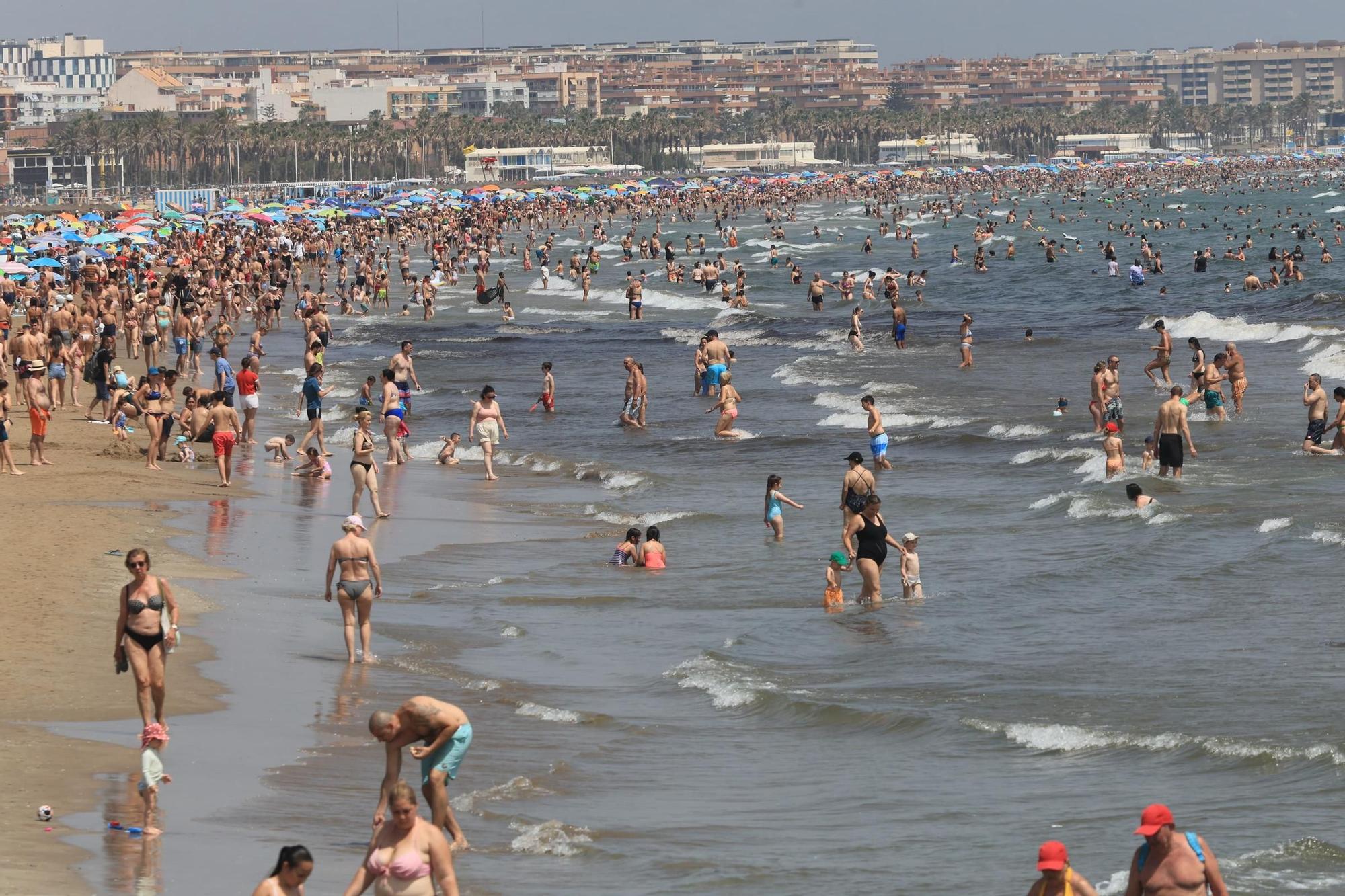 Lleno en la playa de València en un domingo con más de 30 grados