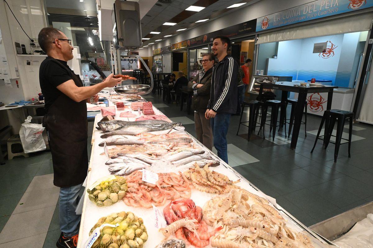 Uno de los puestos de pescado con los que cuenta el Mercat Central.