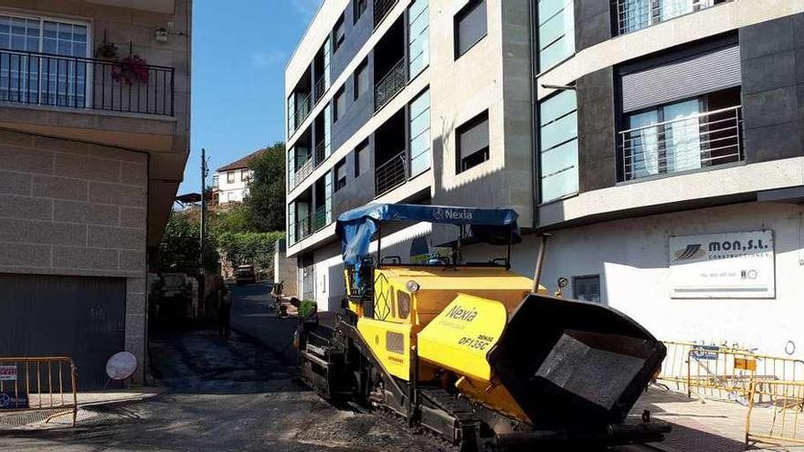 Obras de mejora de la red de pluviales en el Camiño da Bouza que se hundió por las filtraciones. // G.N.