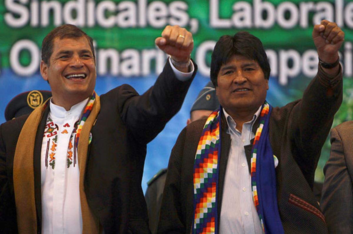 El president de l’Equador, Rafael Correa, i el seu homòleg bolivià, Evo Morales, després d’una reunió amb els agents socials a l’Organització d’Estats Americans (OEA) celebrada a Tiquipaya, Bolívia.