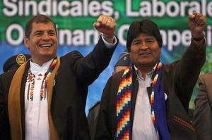 El president de l’Equador, Rafael Correa, i el seu homòleg bolivià, Evo Morales, després d’una reunió amb els agents socials a l’Organització d’Estats Americans (OEA) celebrada a Tiquipaya, Bolívia.
