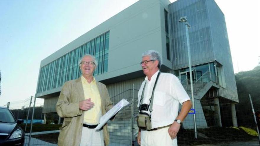 El vicerrector Xosé Lois Martínez y, a la derecha, el arquitecto César Portela, ayer, junto al primer módulo del área científica. / víctor echave