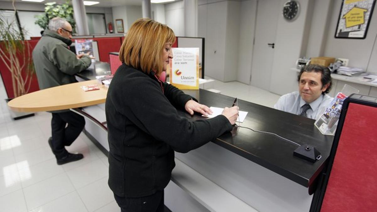 Trámites en una oficina bancaria.