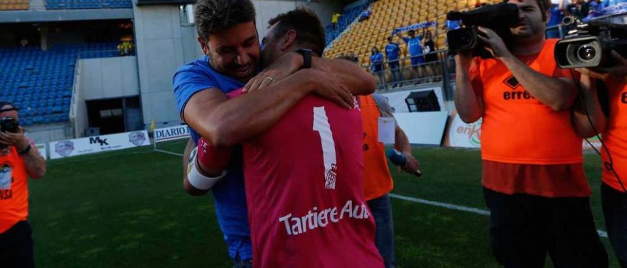 Esteban, de espaldas, abraza a Arturo Elías en el Ramón de Carranza tras el ascenso a Segunda.