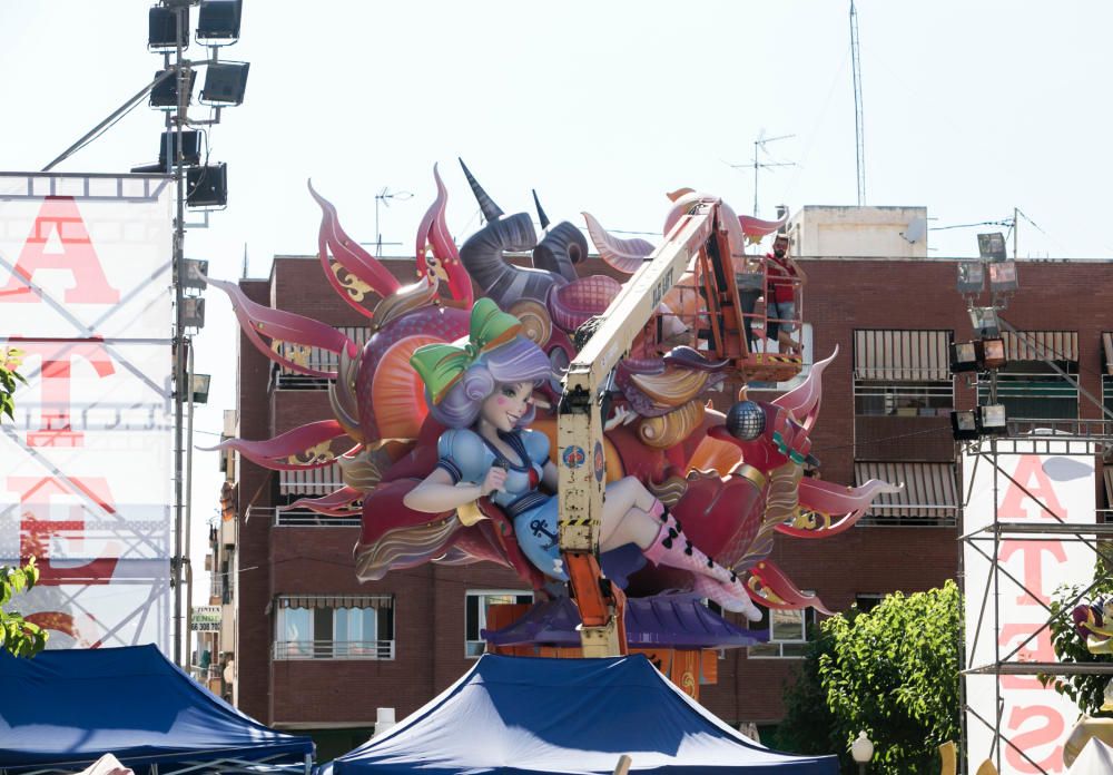 Alicante rezuma fiesta con el inicio de la plantà de las Hogueras