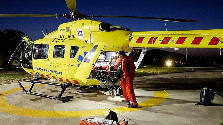 Helicòpter del SEM a punt d&#039;enlairar-se per fer un trasllat intrahospitalari.