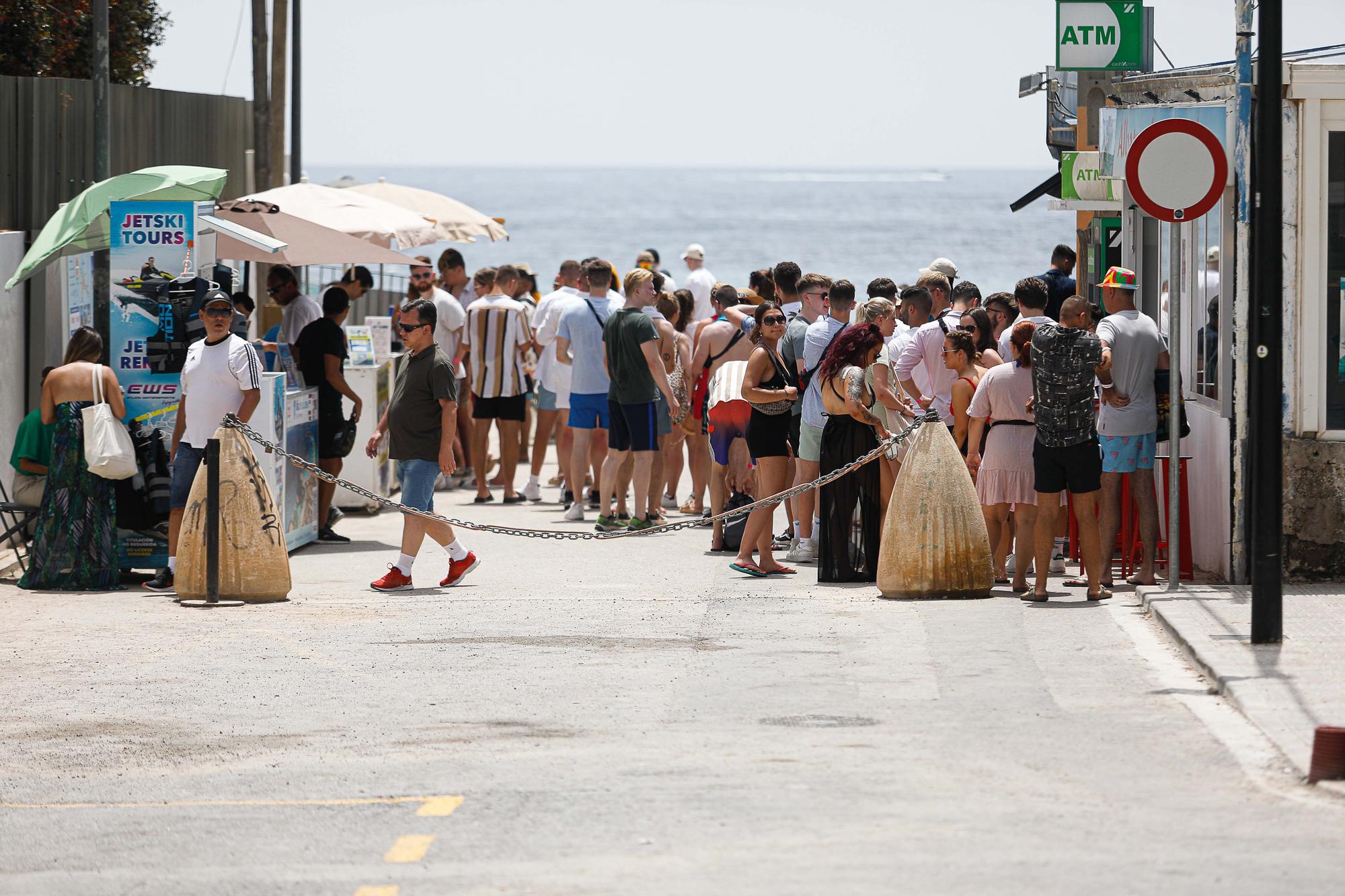 Los ‘party boats’ esquivan la ley contra el turismo de borrachera y sirven barra libre en Ibiza