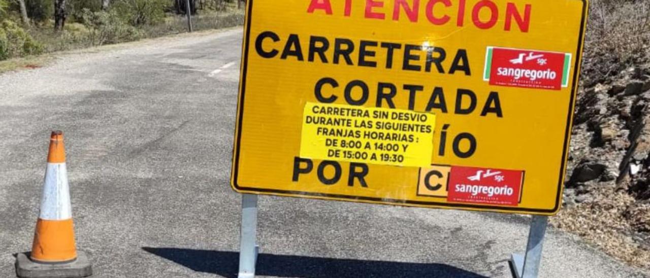 Señal de tráfico que advierte sobre el corte de carretera. | A. S.