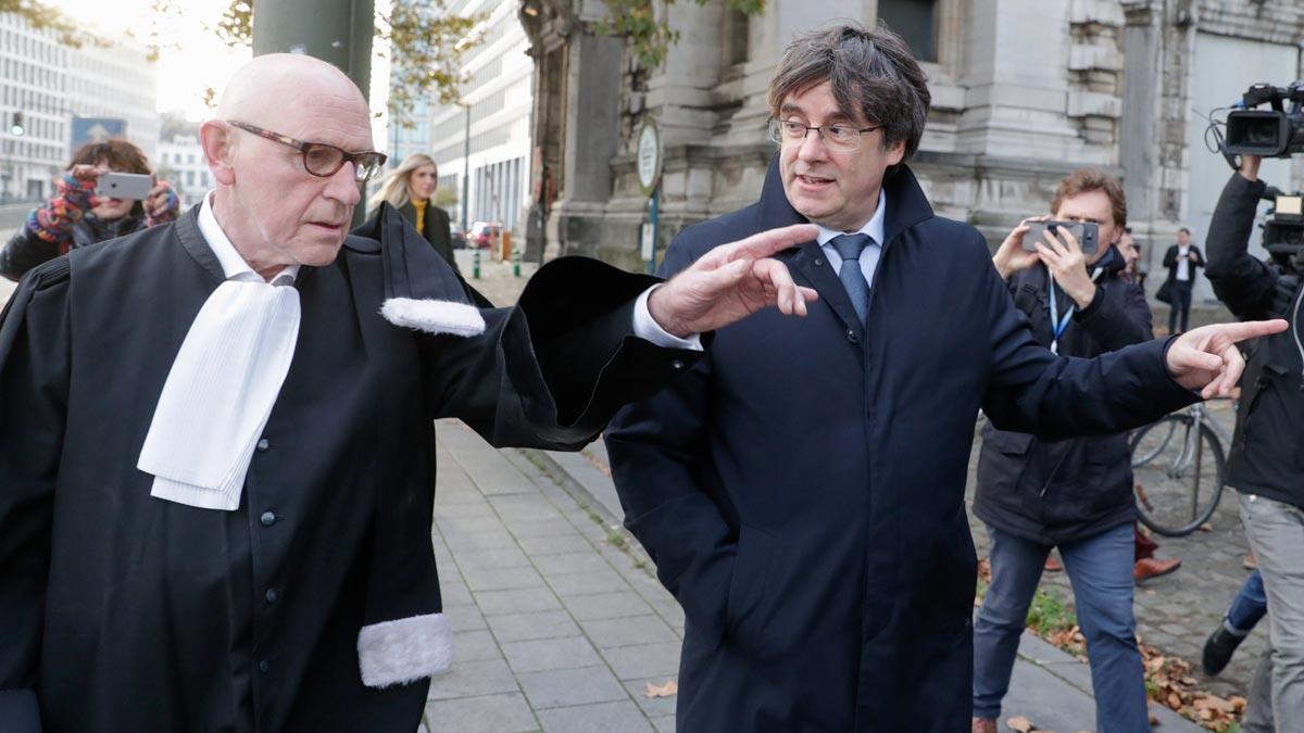 Puigdemont entrando a los juzgados en Bruselas