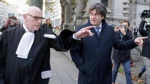 puigdemont entrando a los juzgados de bruselas