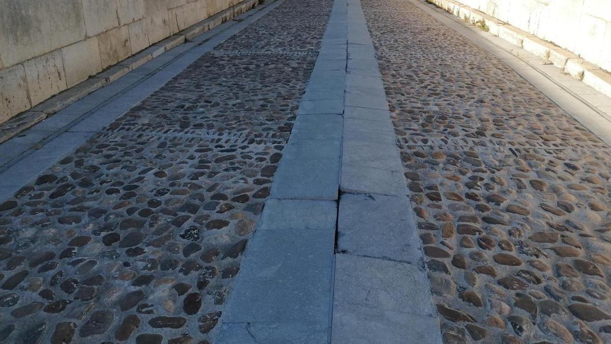 Desperfectos en el Puente de Piedra.