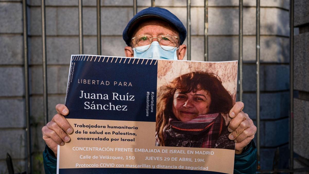 Un manifestante con un cartel reclamando la liberación de Juana Ruiz.