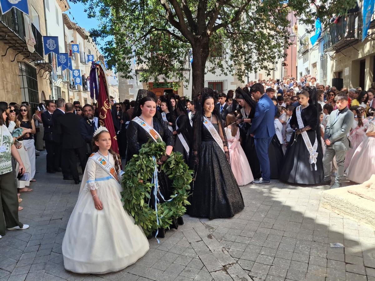 Las reinas de las fiestas han depositado una corona en el monumentos que recuerda a los Riberers de Benissa